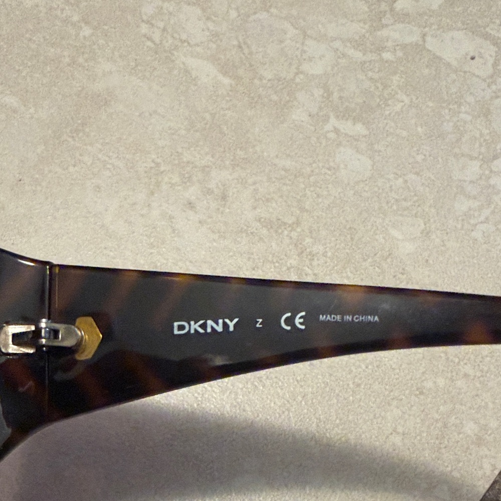 DKNY Tortoise Shell Sunglasses with Black Case - Picture 5 of 9